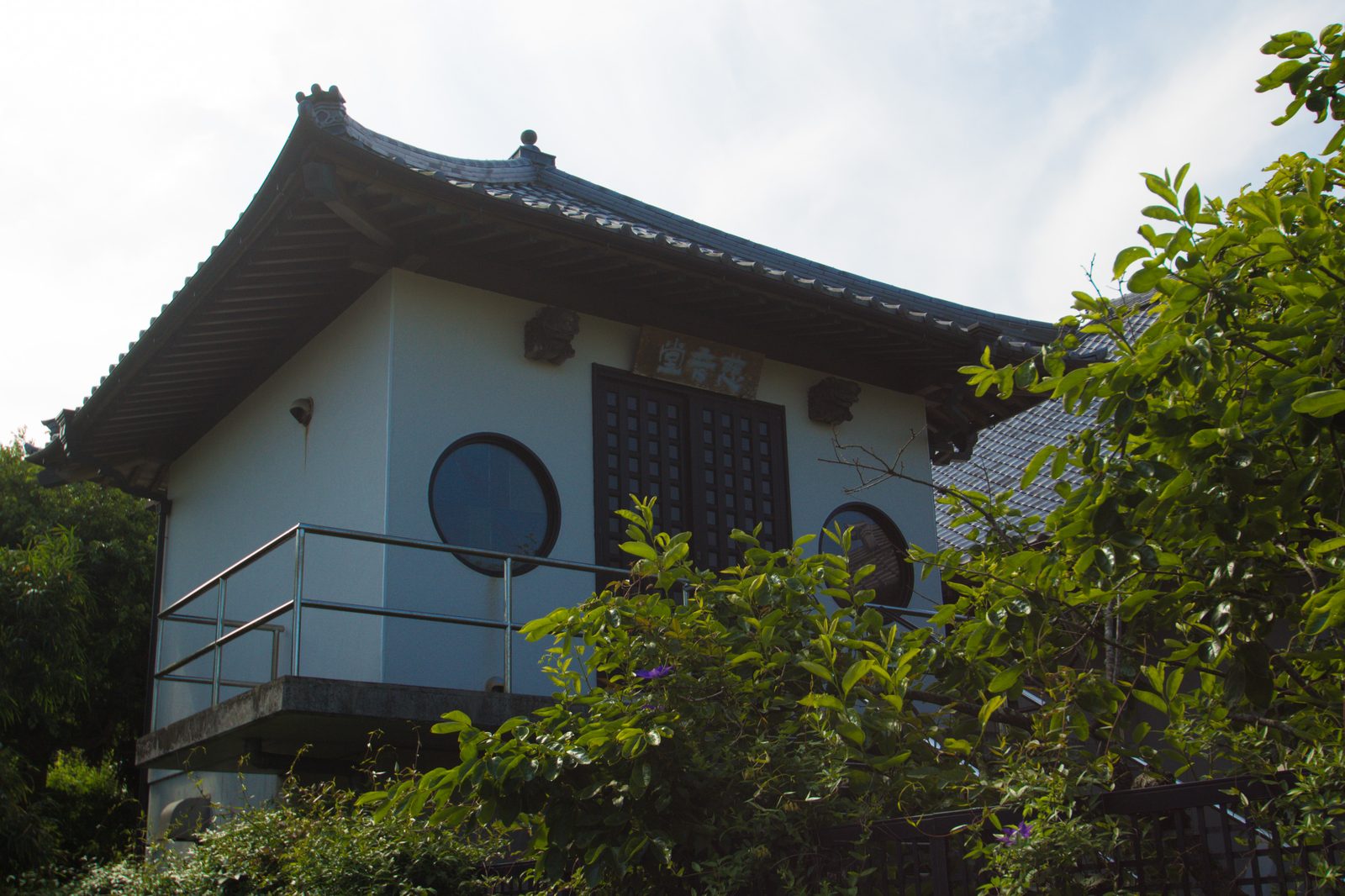 蓮池のステンドグラス