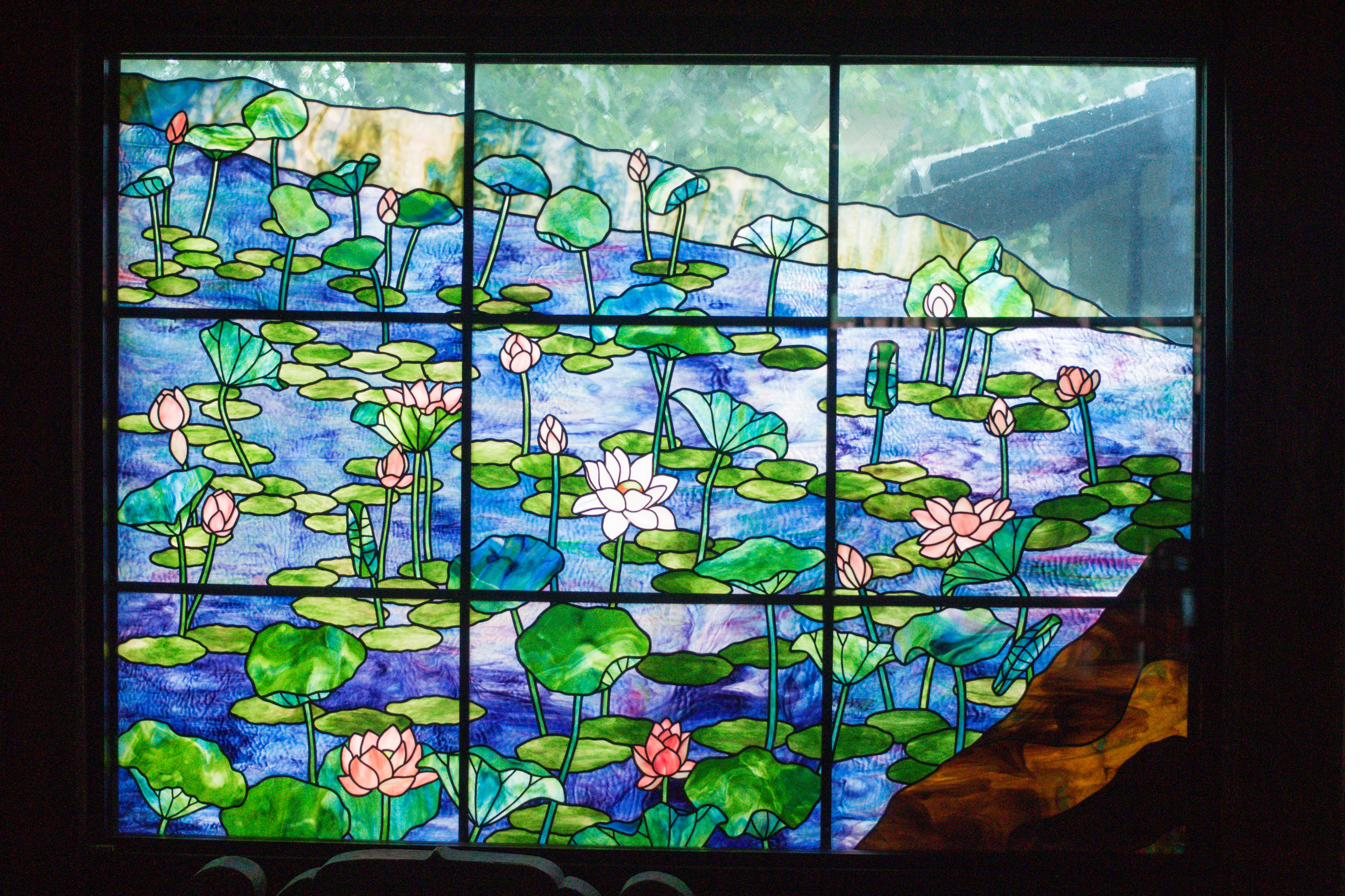 蓮の花と葉が水面に広がる様子を描いたステンドグラス