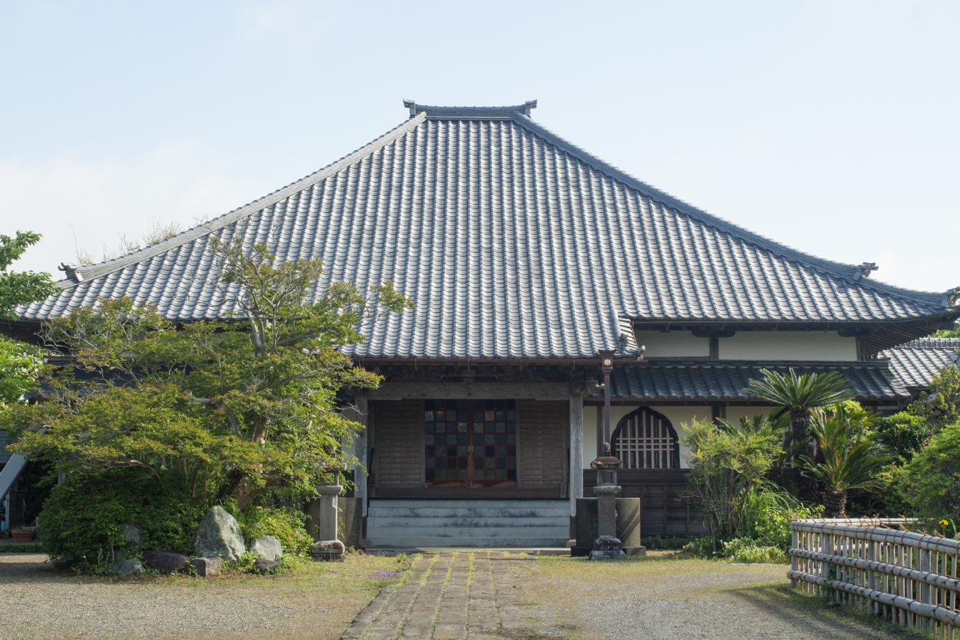 大巖院の本堂を正面から見る。安永元年（1772）の再建で、前庭に敷石の参道がのびる