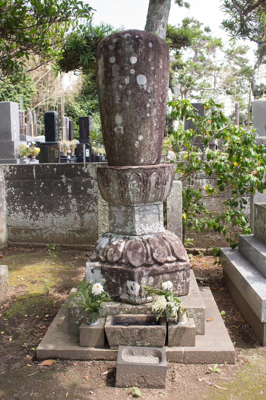 蓮弁の台座に載る卵形の無縫塔。開山・雄誉霊巌上人の墓